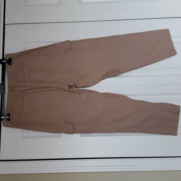 Athleta tan Farallon cargo crops size 6 euc - Picture 7 of 10